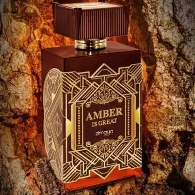 Frasco de perfume âmbar com rótulo dourado em casca de árvore