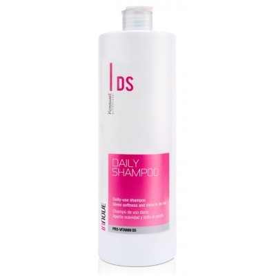 Frasco branco de champô com rótulo rosa e texto Daily Shampoo