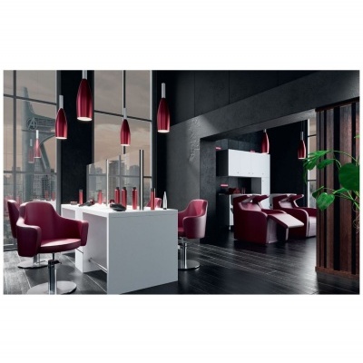 Salão de beleza com cadeiras de couro vermelho e mesas brancas