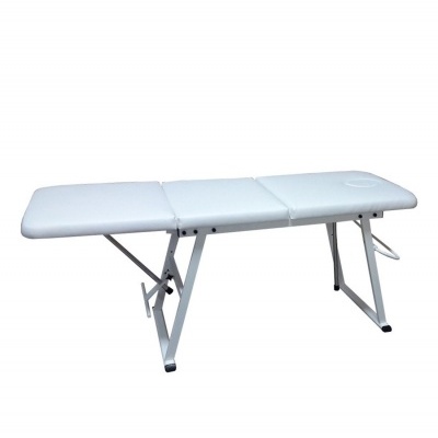 Cama de massagem portátil branca com estrutura metálica e orifício para rosto