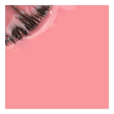 Cristal translúcido rosa com detalhes escuros