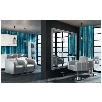 Interior de salão de cabeleireiro com cadeiras brancas e decoração azul