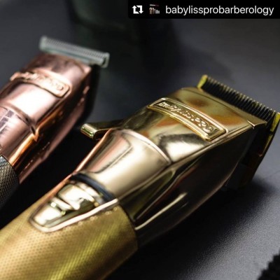 Máquinas de cortar cabelo metálicas dourada e cobre sobre superfície preta