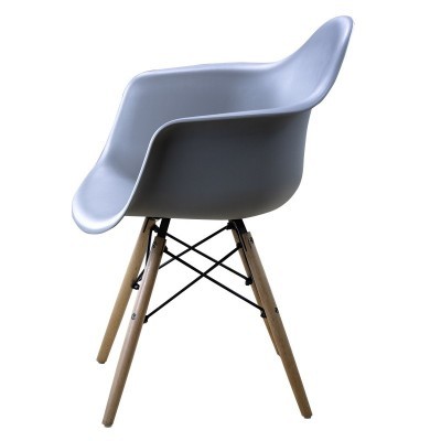 Cadeira cinza com pernas de madeira clara e estrutura metálica preta