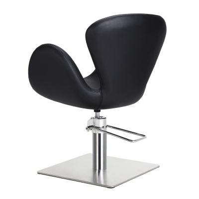 Cadeira de escritório preta com base metálica prateada