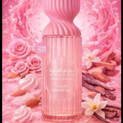 Frasco de perfume rosa com flores, amêndoas e varetas de baunilha num fundo cor-de-rosa