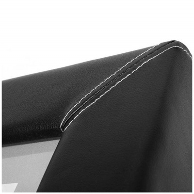 Canto de moldura preta em couro sintético com costura branca