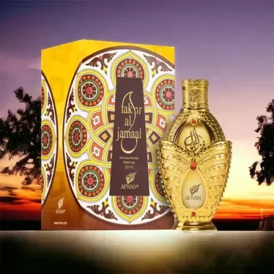 Frasco dourado decorativo e caixa colorida de perfume Fakhr Al Jamaal Afnan ao pôr do sol