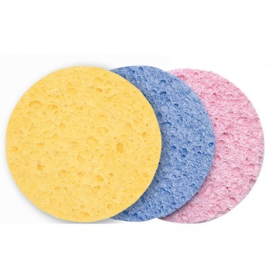 Três esponjas redondas coloridas com textura porosa