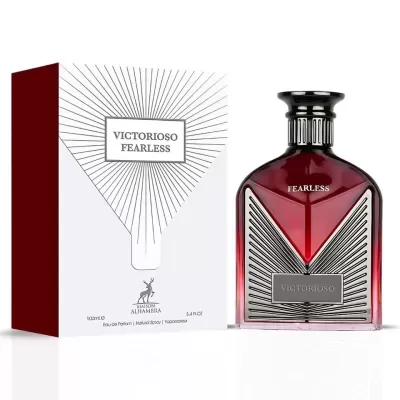 Frasco de perfume vermelho com caixa branca e vermelha com texto VICTORIOSO FEARLESS