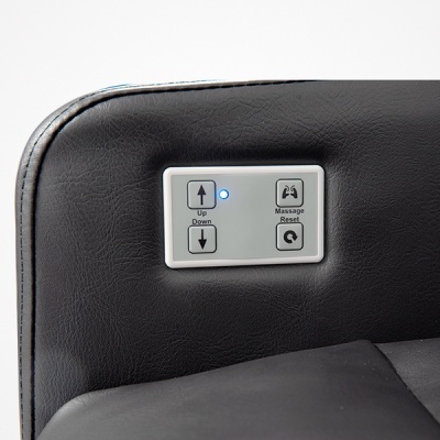 Painel de controlo branco num estofado preto com botões e indicador luminoso azul