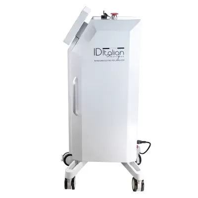 Equipamento médico branco com rodízios e texto impresso na lateral.