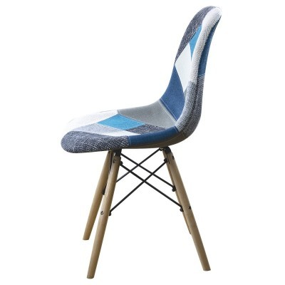 Cadeira estofada com padrões geométricos azul, branco e cinza e pernas de madeira clara