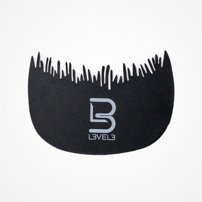 Pente de cabelo preto com design e logo L3VEL3 em fundo branco
