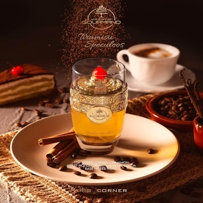 Shot decorado com cereja, canela e café, com chávena e fatia de bolo ao fundo