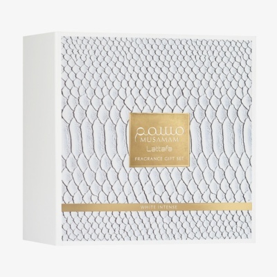 Caixa de presente de fragrância com textura branca e etiqueta dourada