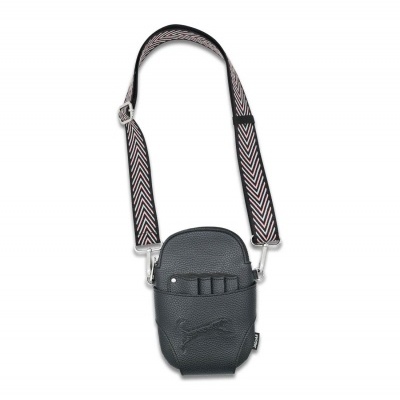 Mala preta pequena com alça zig-zag e detalhe de cão em relevo