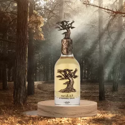 frasco de perfume com tampa e detalhe de árvore sobre pedestal de madeira na floresta