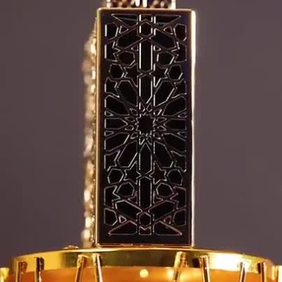 Frasco dourado detalhado com o texto RAYHAAN dentro de lanterna ornamental