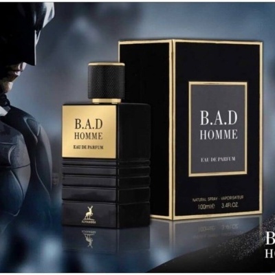 Frasco e caixa do perfume B.A.D HOMME com personagem tipo Batman ao fundo.