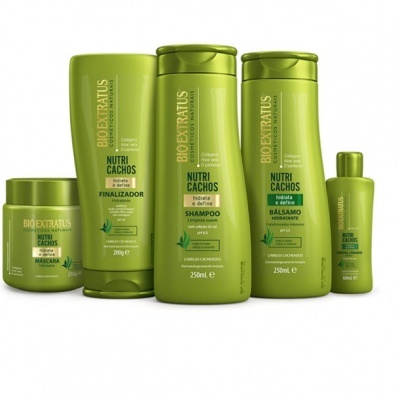Produtos capilares Bio Extratus Nutri Cachos em embalagens verdes