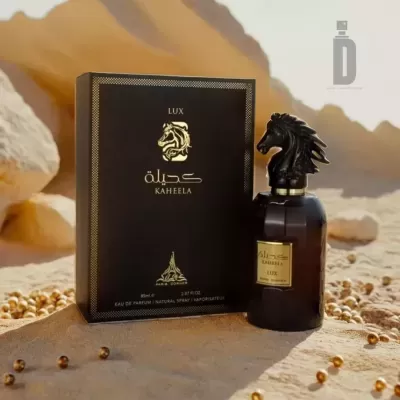 Frasco preto de perfume com tampa em forma de cabeça de cavalo e caixa preta dourada em cenário desértico