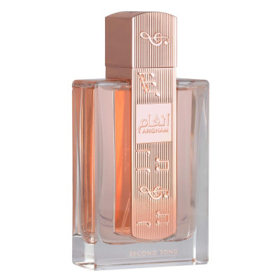 Frasco de perfume transparente com detalhe dourado rosa e líquido âmbar