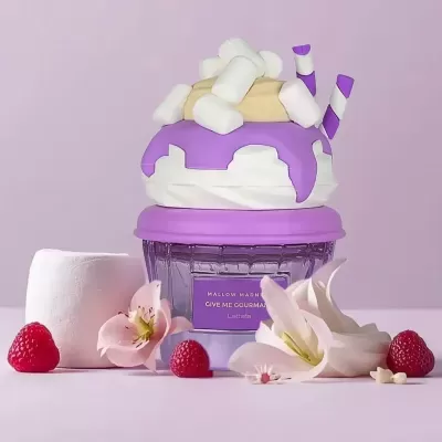 Frasco decorativo roxo com tampa roxa em forma de bolo e marshmallows rodeado por framboesas e flores