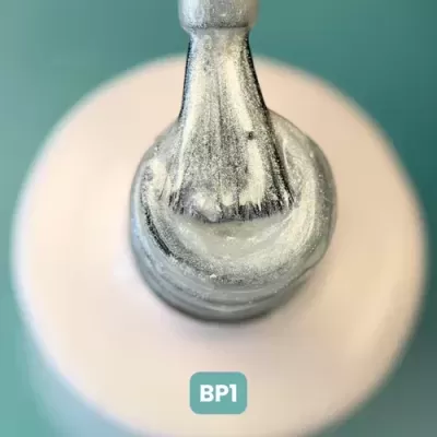 Pincel de barbear com espuma branca e etiqueta BP1