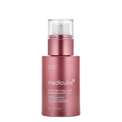 Frasco spray rosa metálico para cosmético Medicube com texto e tampa transparente