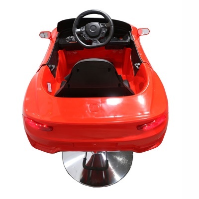 Carrinho de criança vermelho em suporte metálico