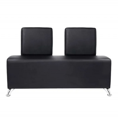 Sofá preto de dois lugares com pernas cromadas