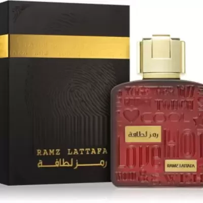 Frasco de perfume vermelho com tampa dourada e caixa preta com faixa dourada