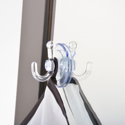 Cabide transparente com ventosa a segurar tecido às riscas