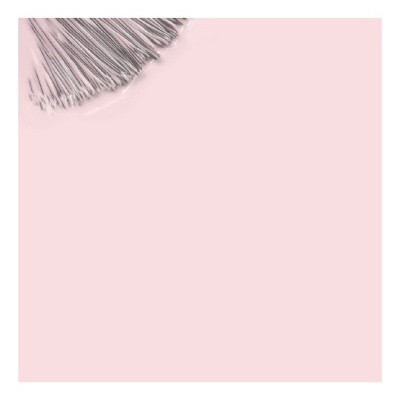 Escova com cerdas cinza sobre fundo rosa