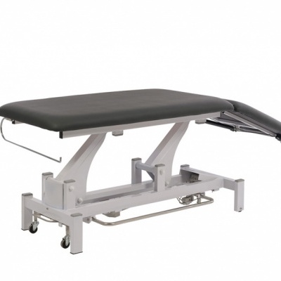 Cama de massagem ou exame com estofos pretos e estrutura metálica branca
