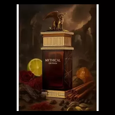 Frasco de perfume escuro com figura de grifo dourada no topo e elementos naturais ao redor