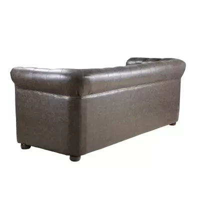 Sofá Chesterfield em pele castanha escura com costuras visíveis