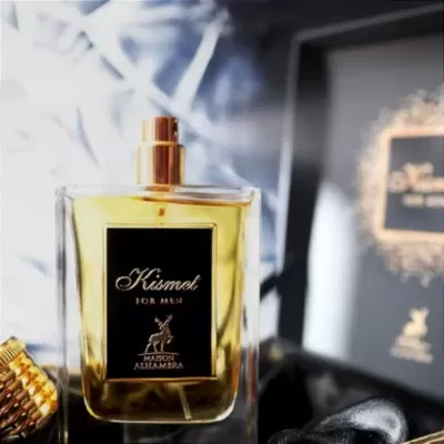 Frasco de perfume Kismet por Mesa Maison Alhambra com líquido amarelo e rótulo preto