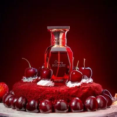Frasco de perfume vermelho em bolo decorado com cerejas e chantili