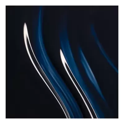 Linhas curvas azuis e brancas em fundo preto