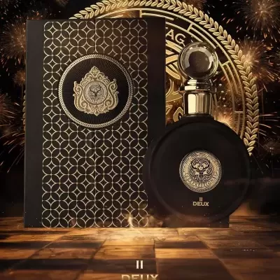 Frasco de perfume preto fosco com padrão dourado e caixa decorativa ao lado