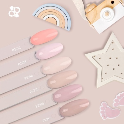 Amostras de verniz para unhas em tons nude e rosa com números, em fundo bege com decoração