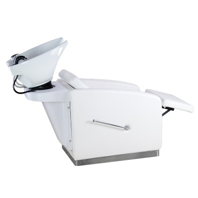 Cadeira de lavagem branca para cabeleireiro com lava-cabeças e apoio para pernas
