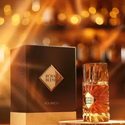 Garrafa de bourbon Royal Blend ao lado da caixa preta em base de madeira.