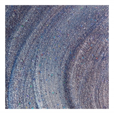 Superfície prateada com glitter colorido e textura circular