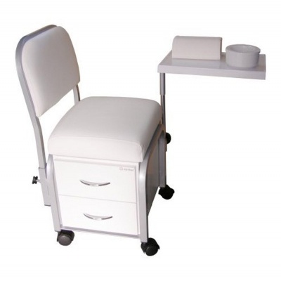 Cadeira branca estofada com duas gavetas e mesa lateral com rodas