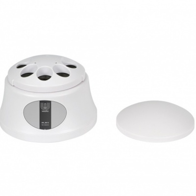 Dispositivo elétrico branco com base larga e vários orifícios e tampa plana branca ao lado