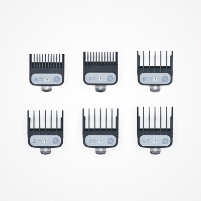 Cinco pentes de máquina de cortar cabelo pretos com etiquetas de medidas