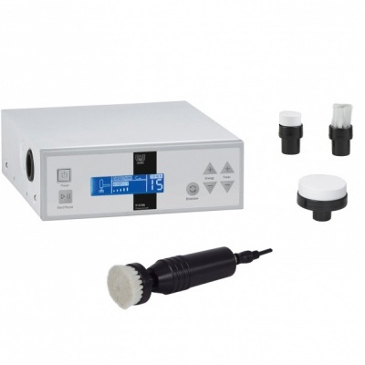 Dispositivo eletrónico branco com visor digital azul e acessórios de escova preta e branca